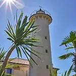Enjoy A Charming Sea View 比比翁