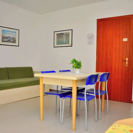 Enjoy A Charming Lateral Sea View Apartment