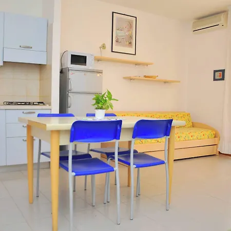 Enjoy A Charming Lateral Sea View Apartment *